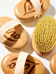 Lanolips' Dry Body Brush helps stimulate circulation, remove dead skin cells and help eliminate body toxins.